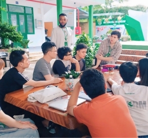 Trung Tâm Tiếng Anh HP English Homestay 38 Acrylic Trong Suốt